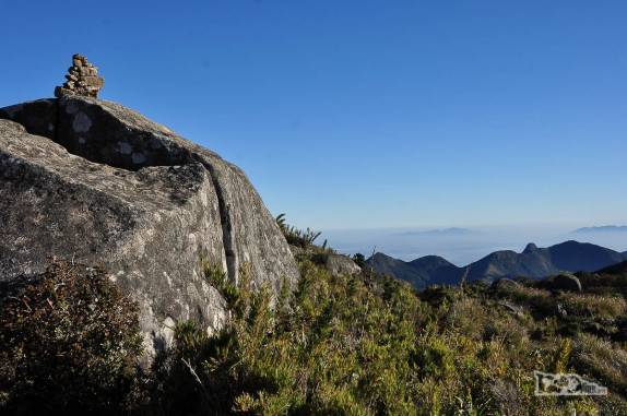 Marcações sobre as rochas nos ajudam a encontrar o caminho a seguir na travessia do Parque Nacional da Serra dos Órgãos, no Rio de Janeiro